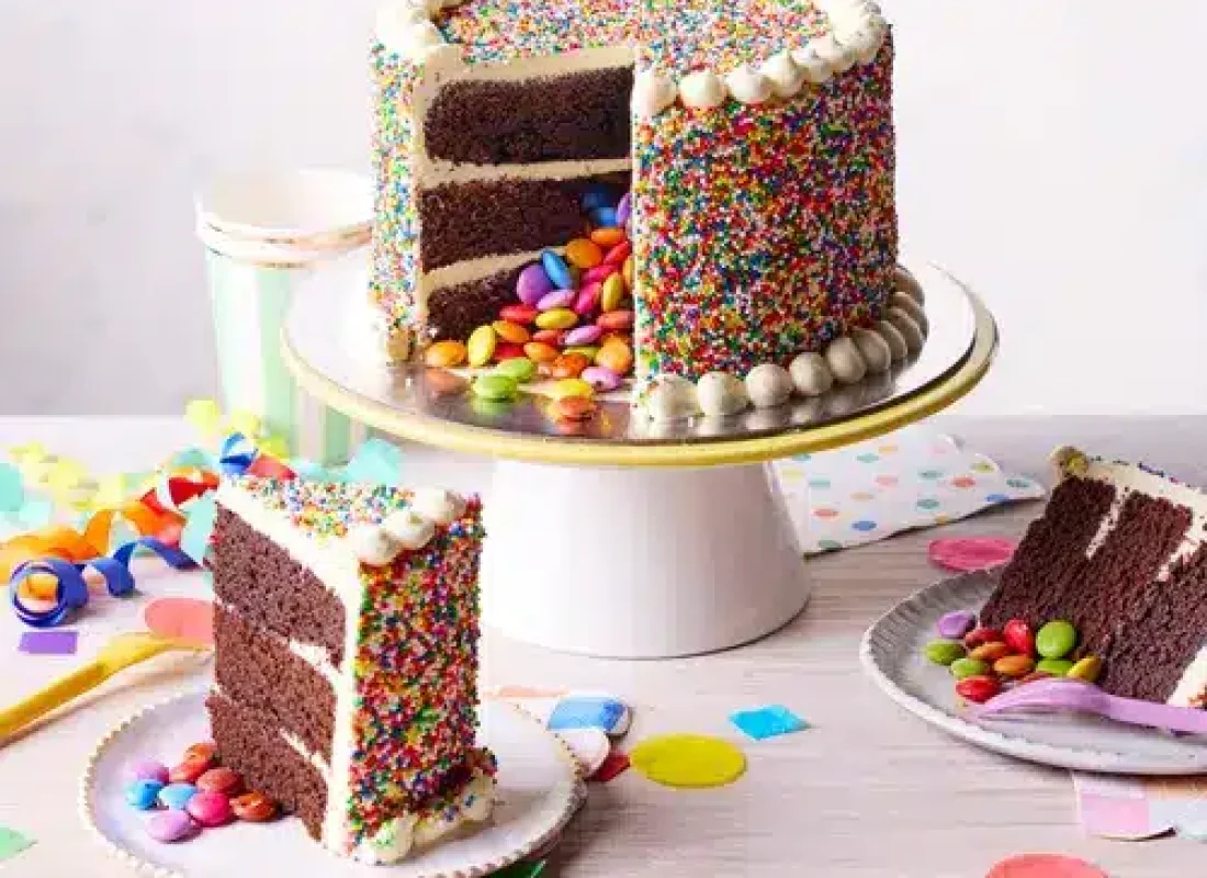 Cake decorator applying weather-resistant icing for a summer outdoor event in Pearland, TX